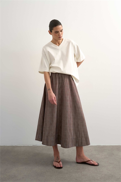 Костюм с клетчатым принтом, галстуком и плиссированной юбкой-макси на талии артикул 155035932