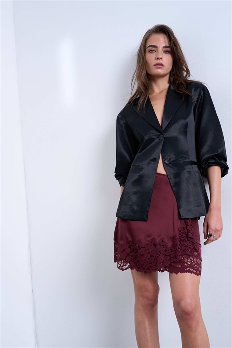 Асимметричная мини-юбка из атласа с кружевной отделкой артикул 150204200