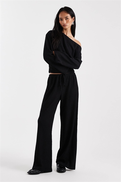 Брюки с широкими штанинами и завязкой на талии с различными фактурами артикул 150480466