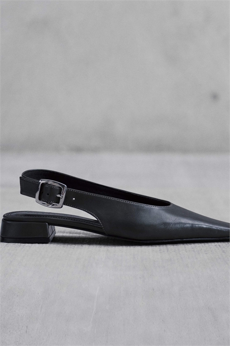 Балетки Loretta с заостренным носком и ремешком на пятке артикул 150663919