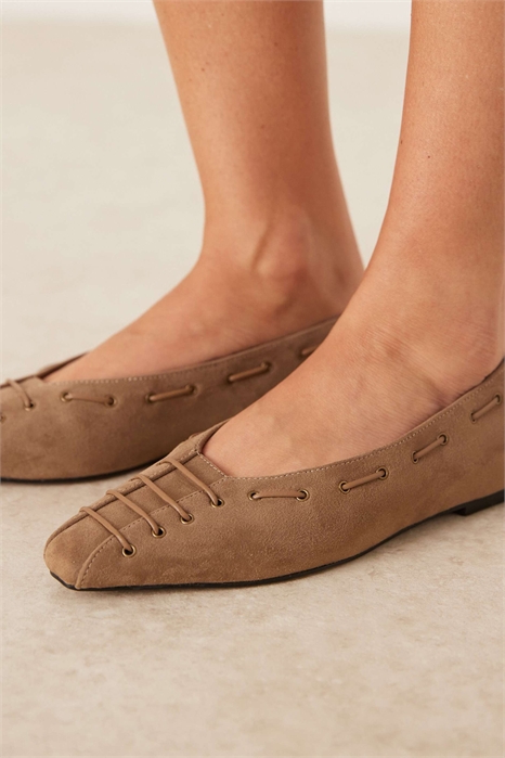 Балетки Lachlan с ажурной отделкой и заостренным носком артикул 148953169