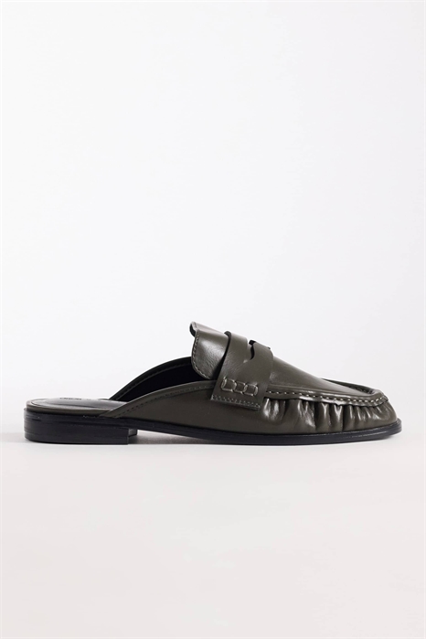 Мули-лоферы с рюшами из кожи мышиного цвета артикул 152321045