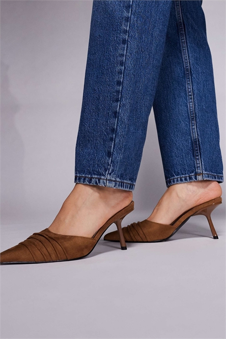 Муле на каблуке абрикосового цвета артикул 152193270