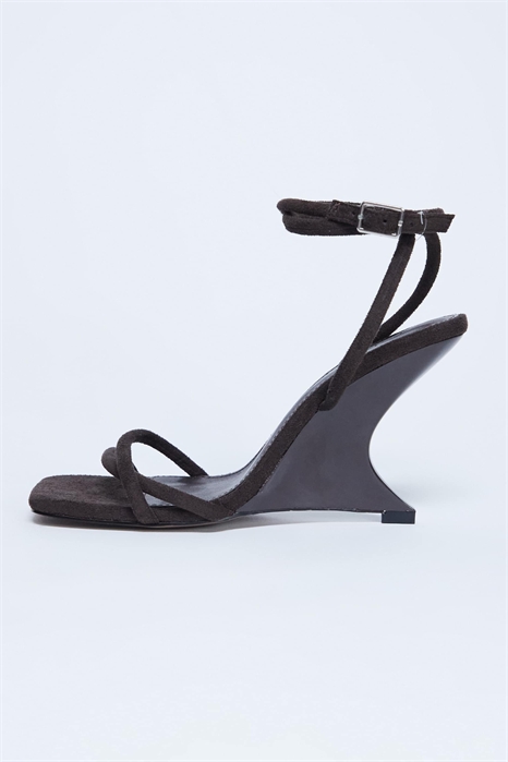 Сандалии на танкетке Alexa с рельефным узором артикул 148296715