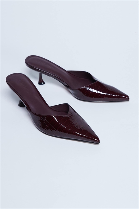 Туфли-муле с закрытым носком из лакированной кожи под крокодил от Ivette артикул 145397956