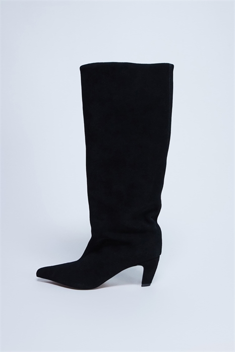 Ботинки Nelly из натуральной замши с заостренным носком и свободным кроем артикул 150932056