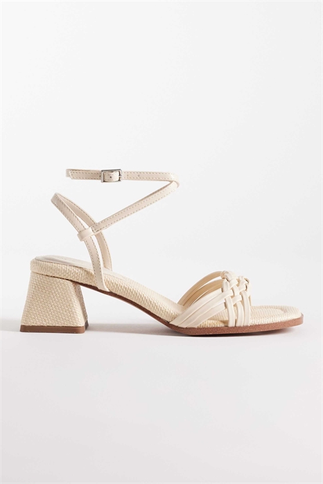 Сандалии на среднем каблуке с скромным плетеным элементом артикул 152235824
