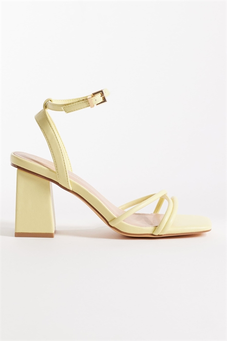 Сандалии с ремешками и каблуком средней высоты цвета пепла артикул 152864832