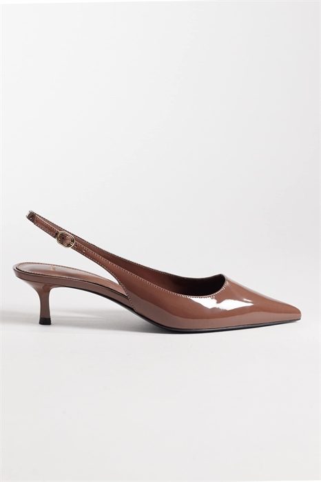 Туфли-лодочки с открытой пяткой на низком каблуке из лакированной кожи артикул 155672838