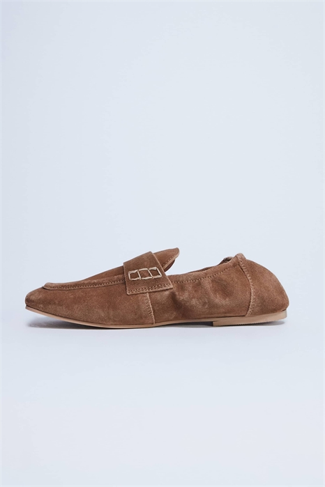 Лоферы Brooks с рюшами на заднике из натуральной замши артикул 143756130