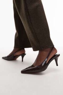 Туфли на среднем каблуке с загнутым носком и ремешком на пятке артикул 152155300