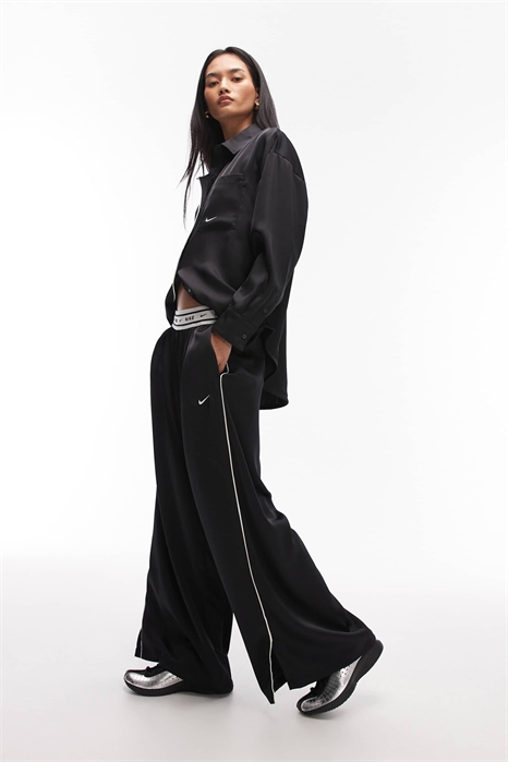 Брюки из атласа с широкими брючинами и декором на поясе артикул 149959750