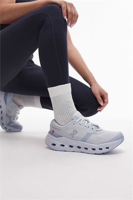 Кроссовки для бега ON Cloudrunner 3 артикул 153021370