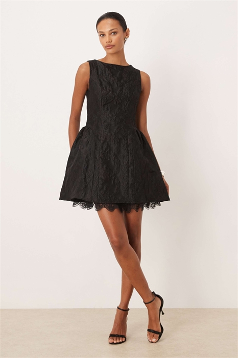 Мини-платье с жакардовым принтом, лодочным вырезом и объемной кружевной подкладкой артикул 154057289