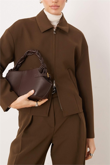 Сумка через плечо с плетеной ручкой в верхней части шоколадно-коричневого цвета артикул 154870059