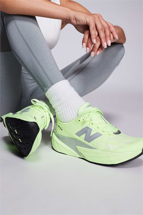 Женские кроссовки для бега Fuelcell Rebel v5 артикул 150036504