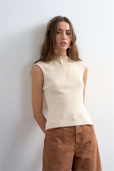 Топ из трикотажа с прозрачной вставкой и рукавами-крылышками артикул 154972769