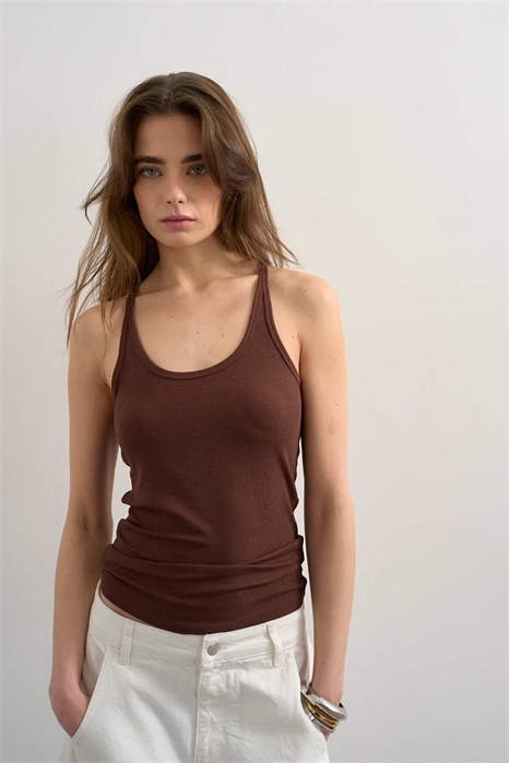 Элитная майка-рацер с бретелями-спагетти и вырезом артикул 149653847