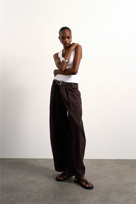 Джинсы с завышенной талией, свободного кроя и зауженными штанинами, с ремнем артикул 152118885