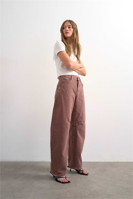 Джинсы с завышенной талией и расклешенными брючинами артикул 152859148