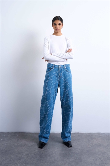 Джинсы с текстурированным боковым швом артикул 150976779