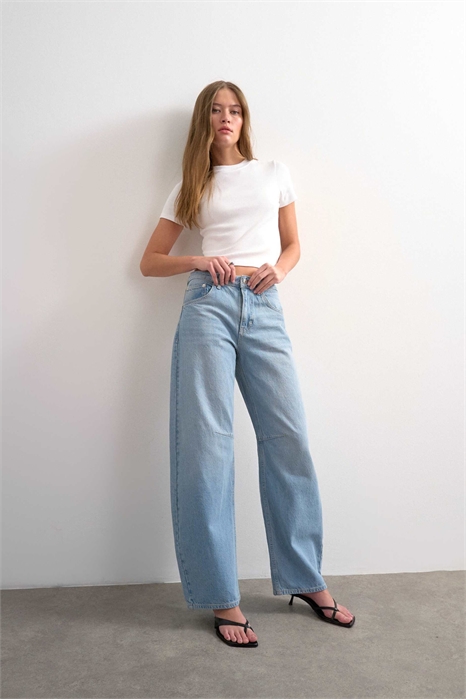 Джинсы с завышенной талией и расклешенными брючинами артикул 144075595