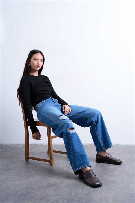 Джинсы-кюбе с разрывами на бедрах артикул 151666331