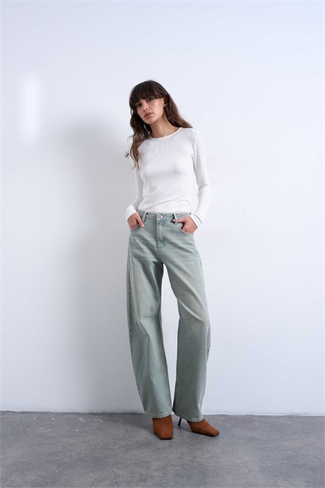 Джинсы с завышенной талией и расклешенными брючинами артикул 150837431