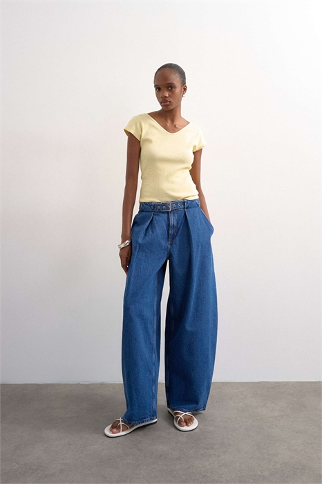 Джинсы с завышенной талией, свободного кроя и зауженными штанинами, с ремнем артикул 152119087