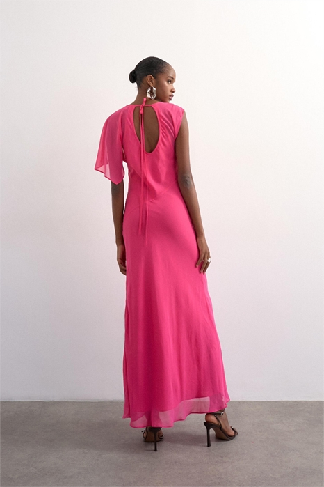 Макси-платье с асимметричными рукавами-крыльями и декоративными швами артикул 148001266