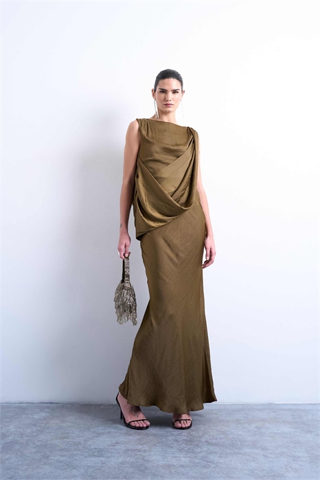 Макси-платье с атласным вырезом, драпировкой и капюшоном спереди артикул 153573008