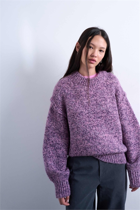 Свитер из вязаной пушистой пряжи с скрученными нитями артикул 147867356