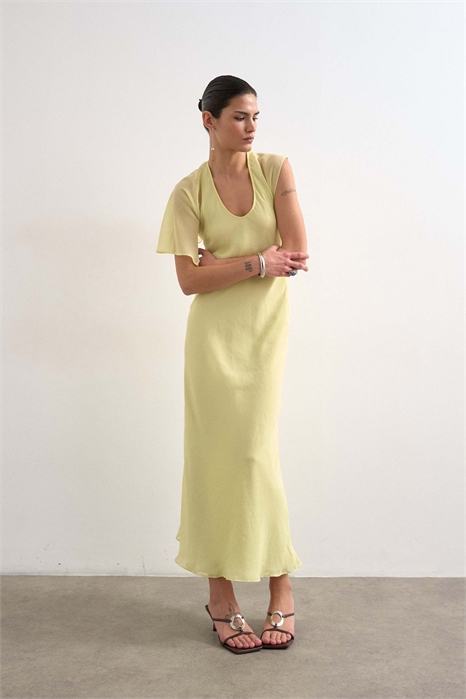 Макси-платье с асимметричными рукавами-крыльями и декоративными швами артикул 148001152