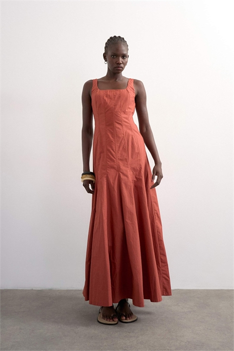 Сарафан с полной юбкой в виде круга и заниженным подолом артикул 149629621