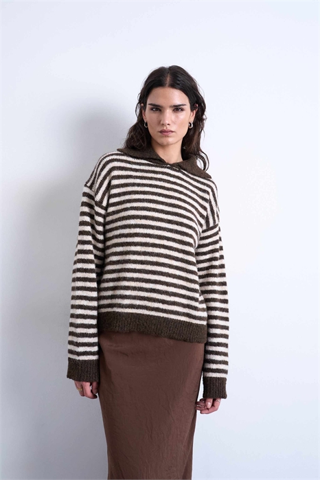 Свитер с воротником и полосками артикул 153492778