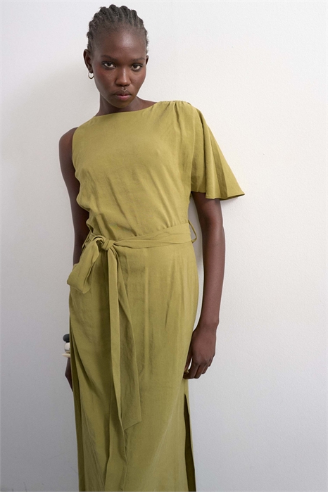 Макси-платье из купро с асимметричными рукавами, завязкой на талии артикул 152317473