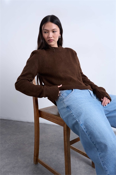 Вязаный топ с высокой спинкой и вырезами, с плечевыми накладками артикул 153492774