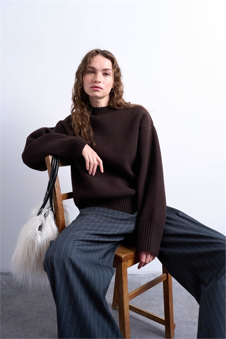 Свитер с круглым вырезом из толстой пряжи, связанный на всех спицах артикул 144907728