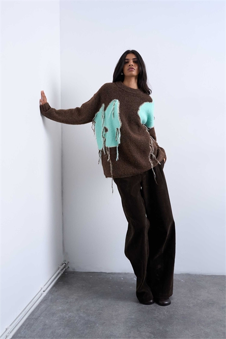 Свитер с вязаными вставками и кисточками в цветочный принт артикул 147866834