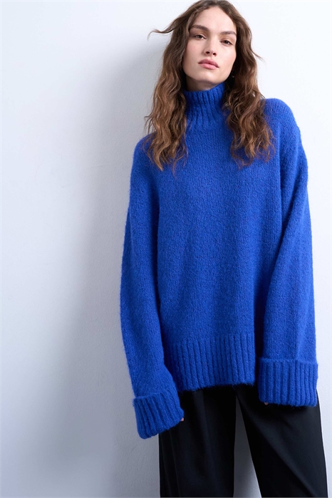 Длинный свитер оверсайз из трикотажа с воротником-воронкой и декором на горловине артикул 142542027