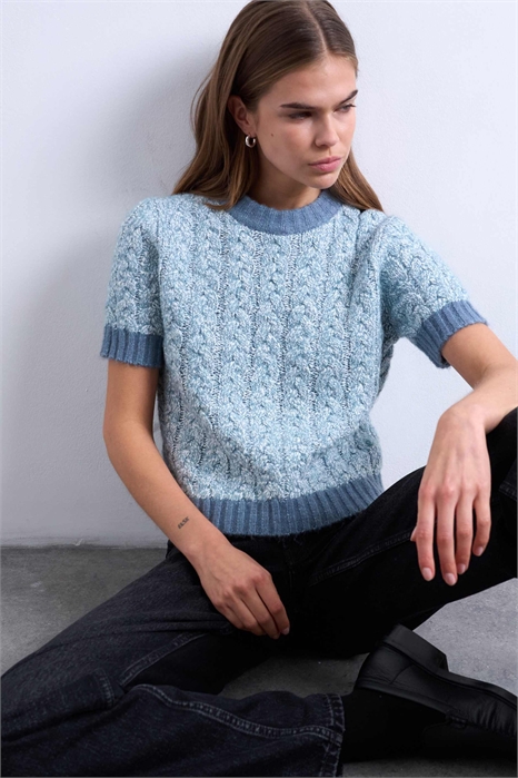 Топ с короткими рукавами и вязаным узором из переплетенных нитей артикул 149633910