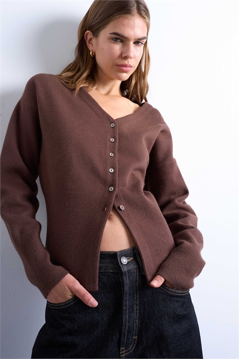 Вязаный кардиган с V-образным вырезом, удлиненным кроем и затягивающейся талией артикул 147257533