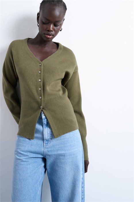 Вязаный кардиган с V-образным вырезом, удлиненным кроем и затягивающейся талией артикул 147257529