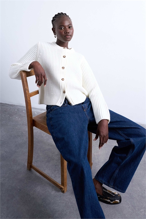 Вязаный кардиган свободного кроя с ребристой горловиной и пуговицами артикул 142659549