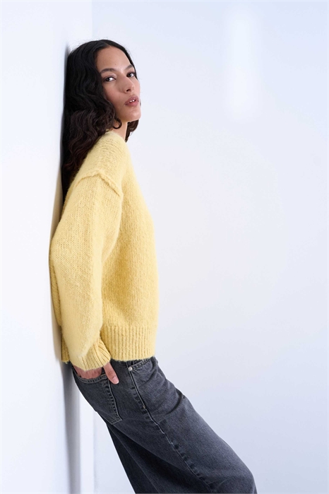 Свитер из шерстяной смеси с пушистой отделкой и открытыми швами артикул 153813592