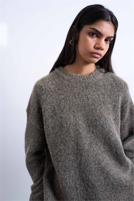 Вязаный свитер свободного кроя с круглым вырезом и пушистой отделкой артикул 142541334