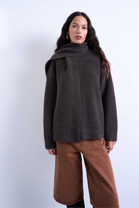 Вязаный свитер свободного кроя с шарфом артикул 153815308