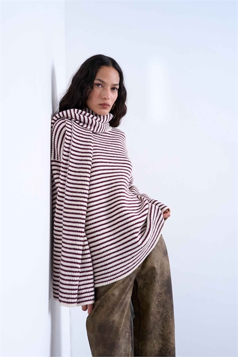 Вязаный свитер оверсайз в полоску с шарфом артикул 154137700