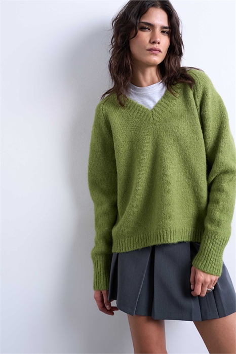 Вязаный пушистый свитер с V-образным вырезом из смешанной шерсти артикул 142660120