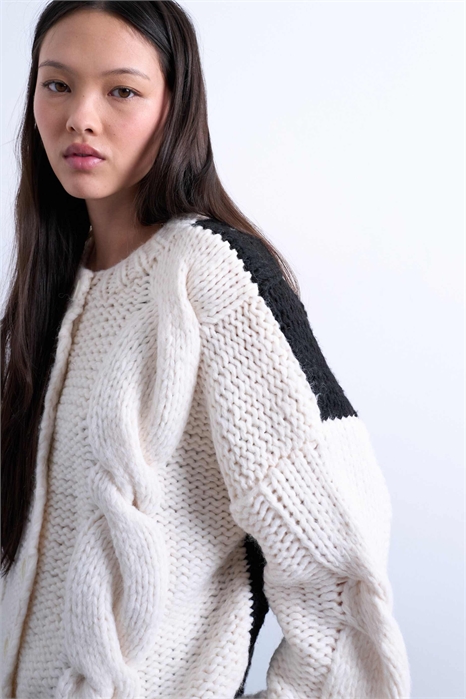 Вязаный кардиган премиум-класса с толстыми косами и цветовыми вставками артикул 149111764